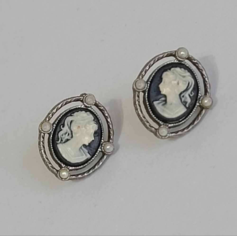 Vintage Victorian Silver Tone Oval Black White Lady Cameo Pearl Stud Earrings - Picture 3 of 14